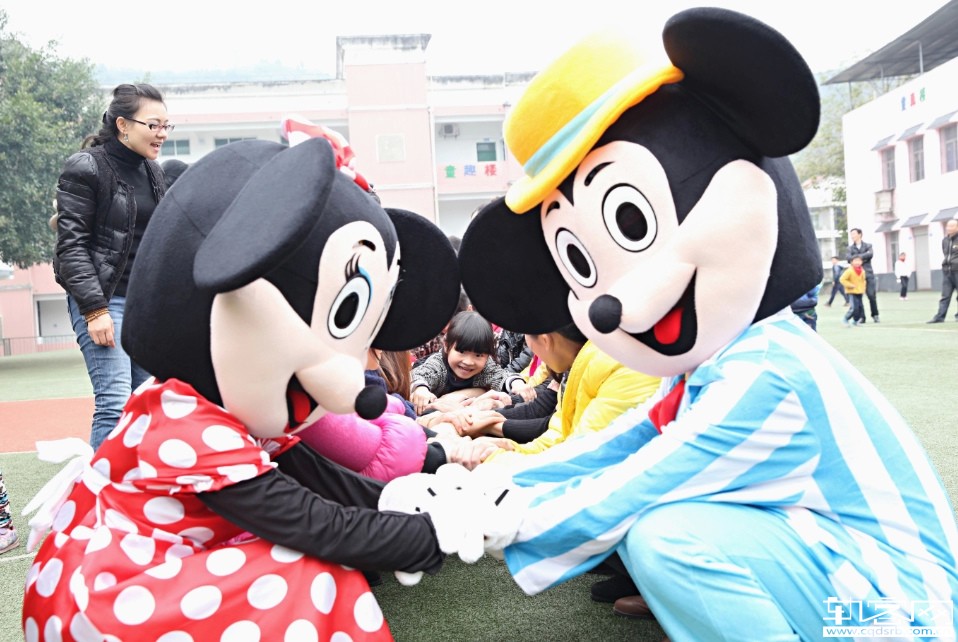 米奇米妮走出童话世界走进幼儿园做游戏