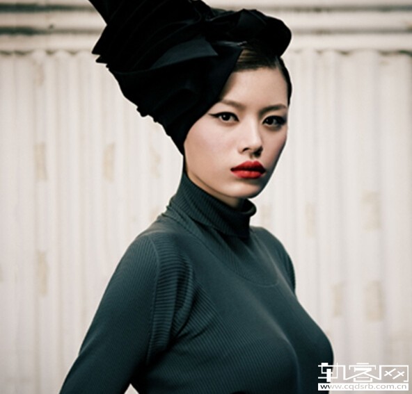 曾获2002年纳爱斯杯十佳模特称号和2004年法国皮尔卡丹国际模特大赛