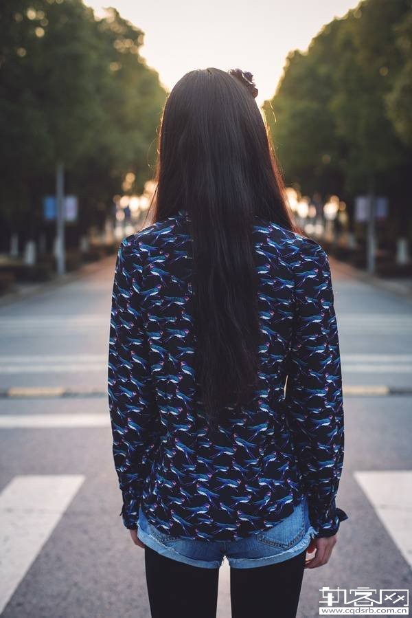 如果我不知道怎么去画一个人,那我就画背影.